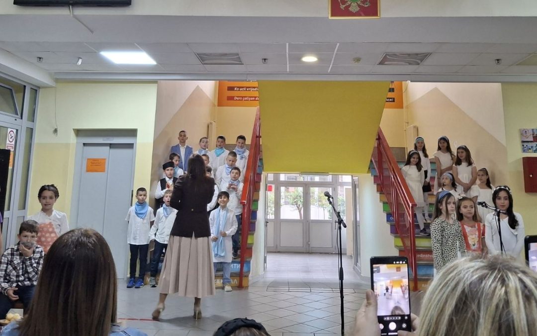 ŠKOLSKA SCENA OŽIVJELA TRADICIJU: PJESMA, IGRA I ZAJEDNIŠTVO NA JEDNOM MJESTU